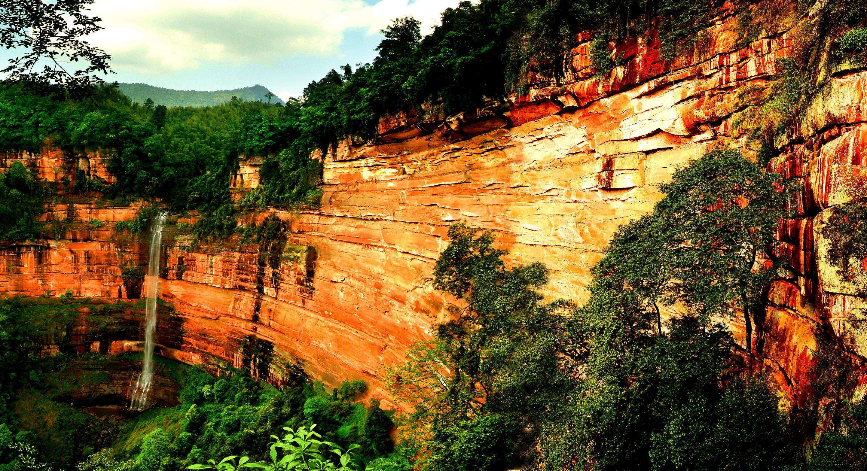 赤水丹霞位于贵州省赤水市境内,是青年早期丹霞地貌的代表,其面积达