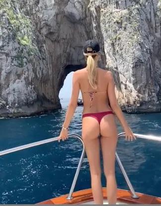 佩莱女友瓦尔加秀性感度假照:红色比基尼诱人