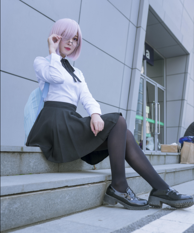 可爱的短发学妹cos,网友:黑丝美腿好漂亮