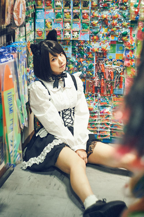 Enako 最新Cosplay在昭和复古粗点心店变身为小猫