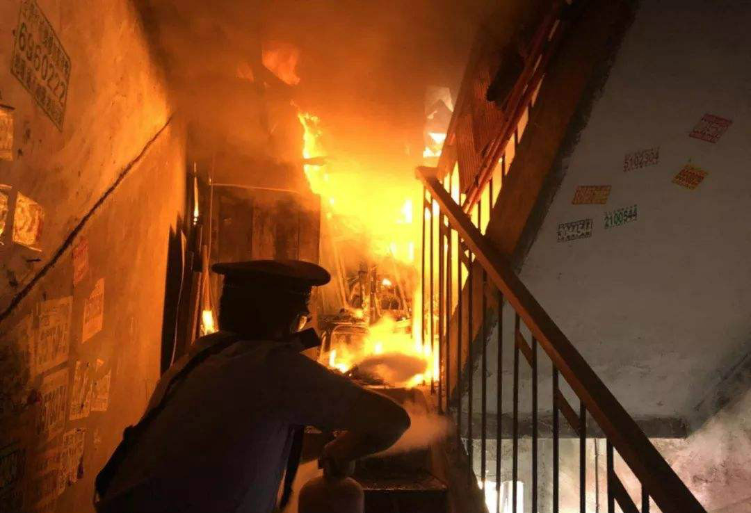 几百米高的大楼着火了,到底往哪里逃才能保命?看完长见识了