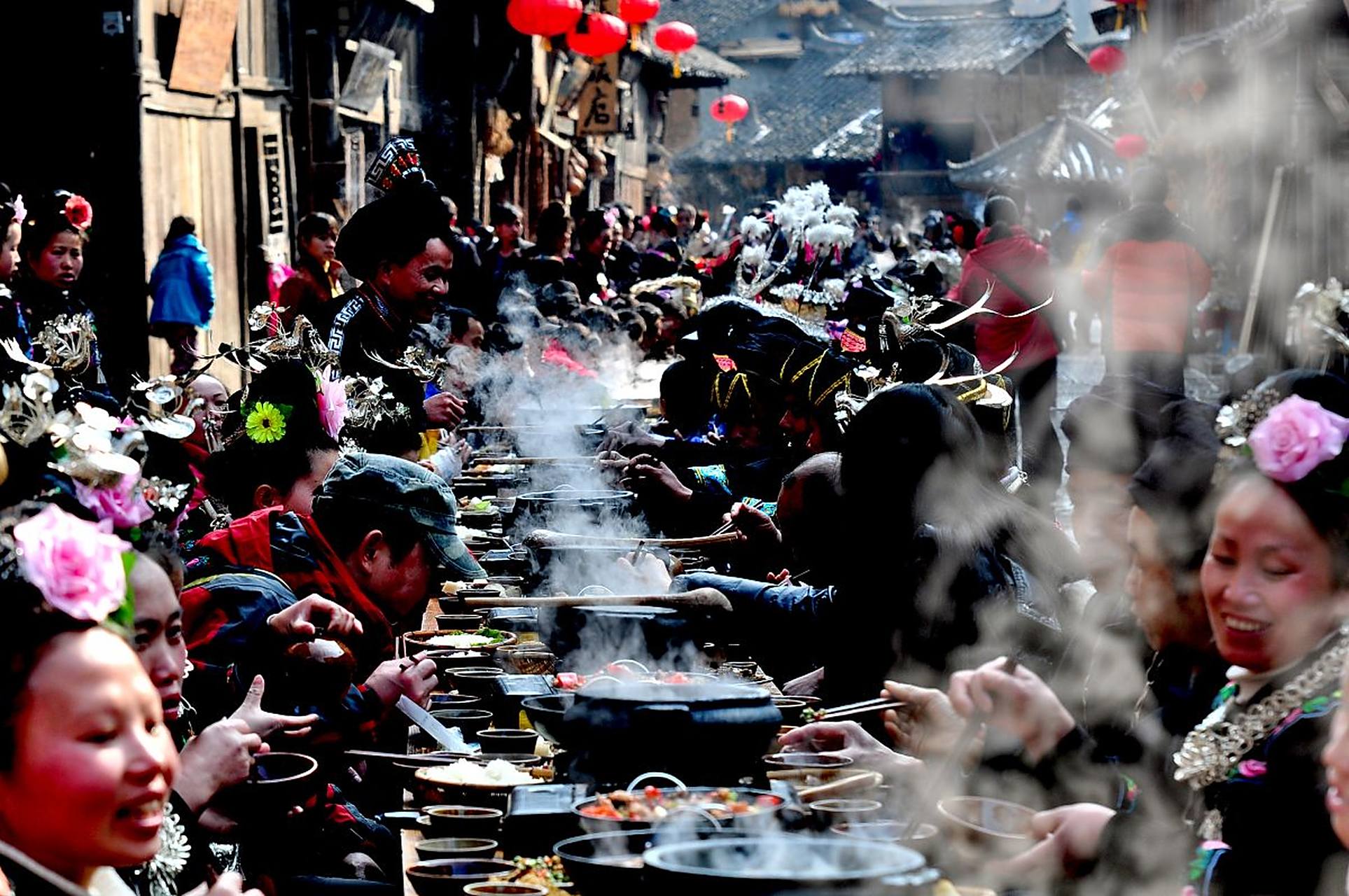 到了千户苗寨,总要吃一次长桌宴吧?