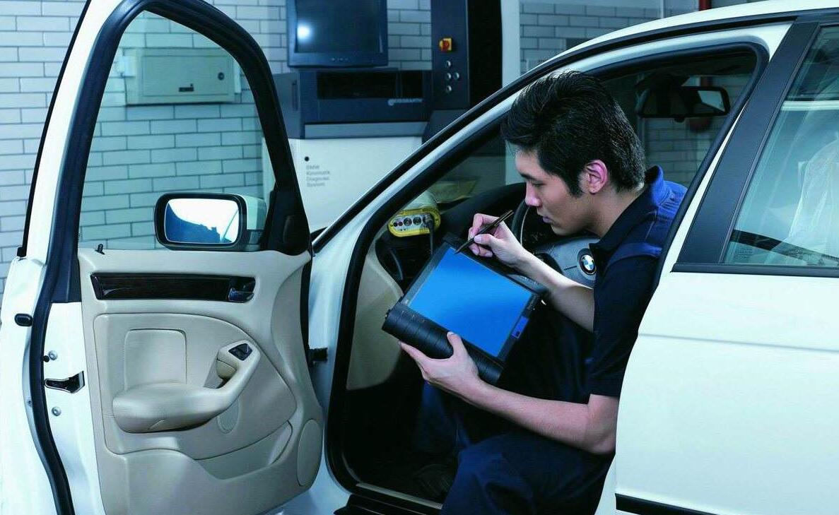 车检时猛轰油门,车主看了心疼,检车为啥非得这么暴力