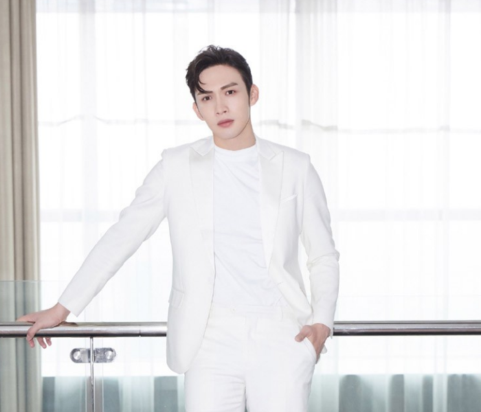 张彬彬白色西装帅气写真,干净清爽温暖人心