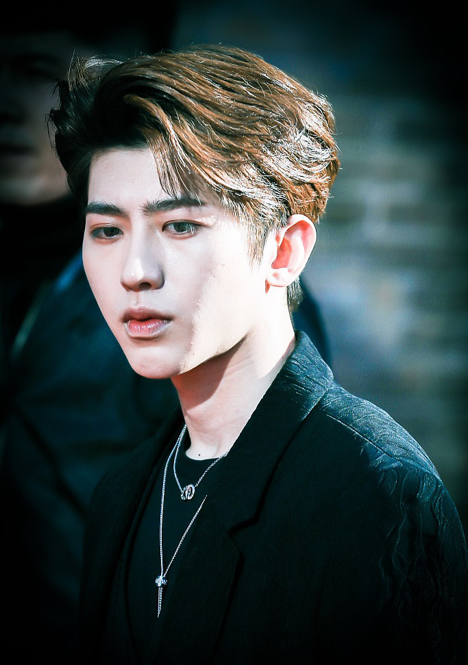 不仅是个可爱的孩子更是个酷boy,看来wuli坤坤从小就特别喜欢小动物呢