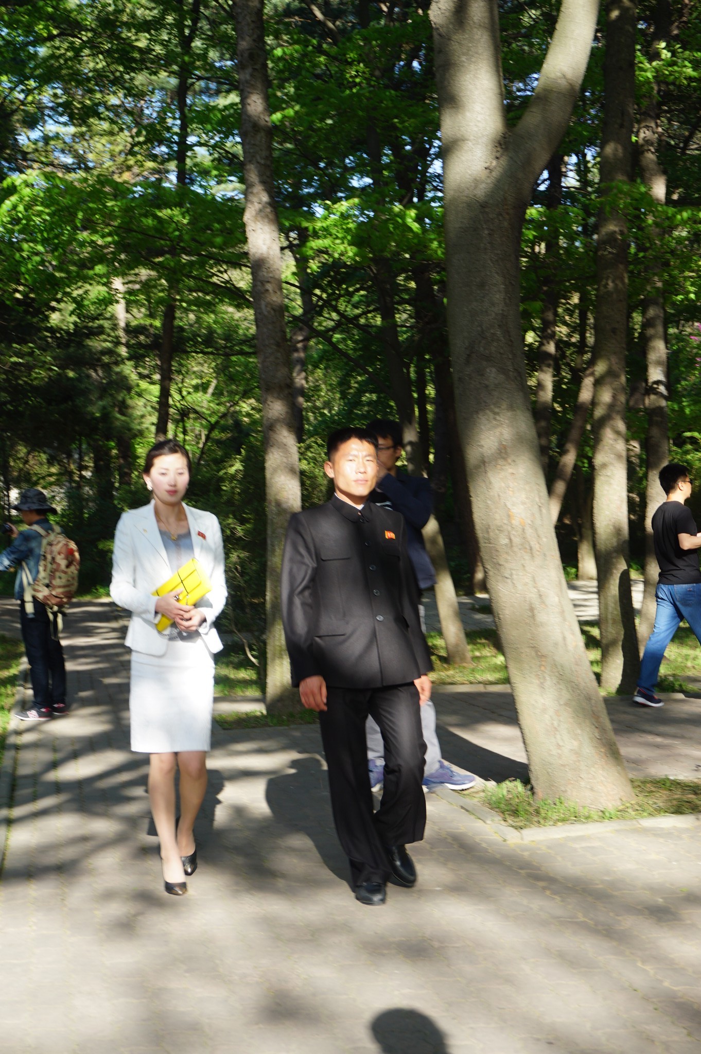 圖為朝鮮某景區,一名朝鮮女導遊和一名朝鮮男子.