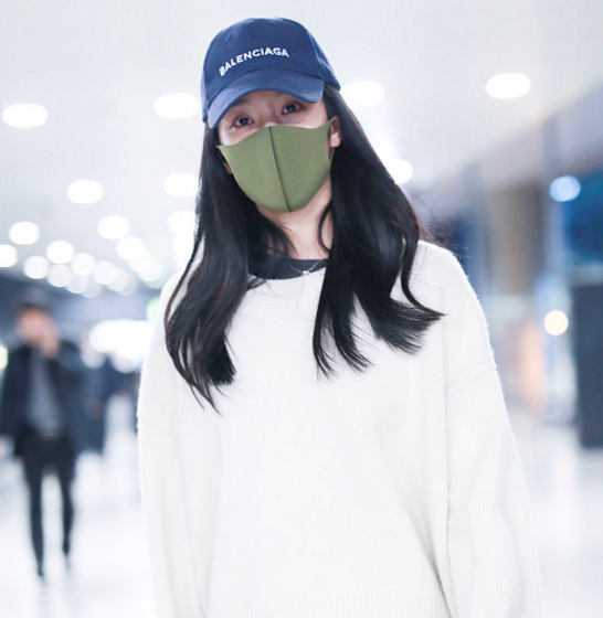 张天爱简约"黑白配"似走路带风,戴绿色口罩遮素颜双眼显倦意!