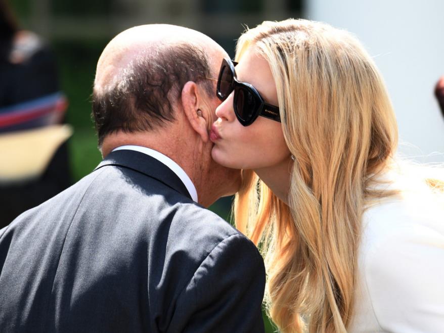 伊万卡撅起嘴巴亲吻时格外迷人,她眼睛紧闭享受亲吻过程