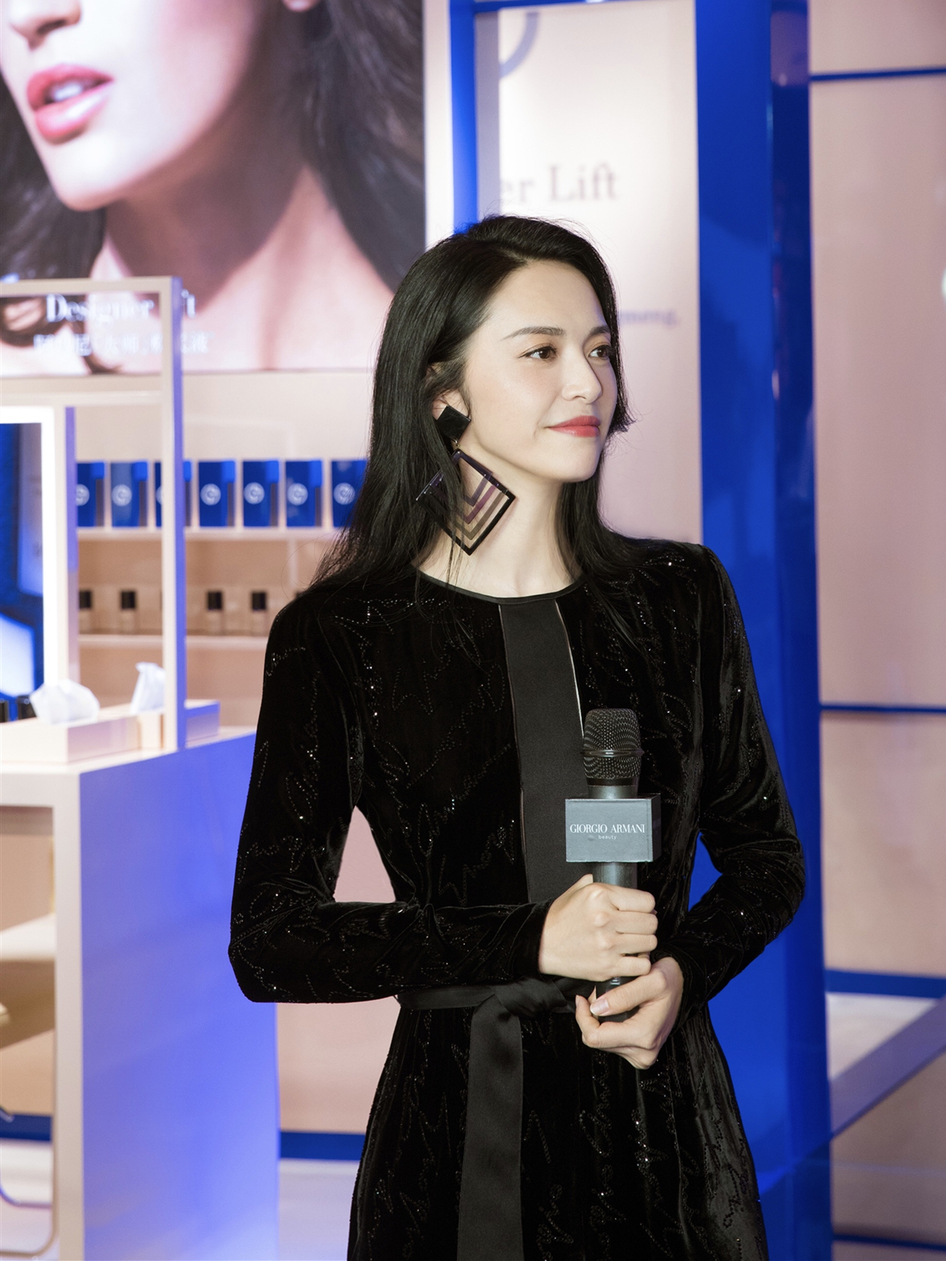 姚晨这次美得高调!连体裤搭夸张耳环展女王范,又酷又美哪像40岁