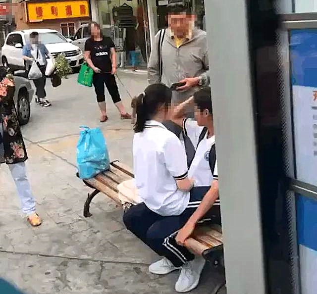 两男女生在大街上行为不雅