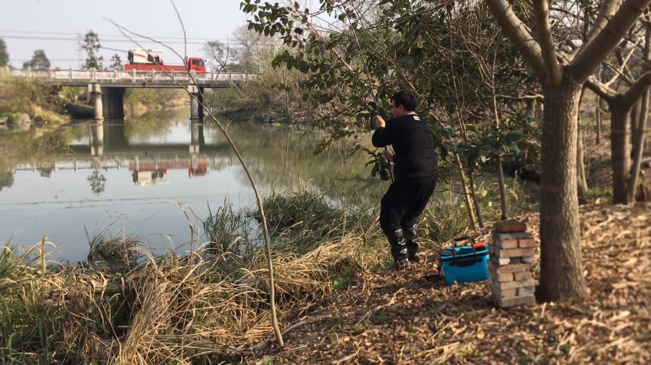 冬季钓鱼,在两河交界草头处打窝,鲫鱼连杆不断,爆护了!