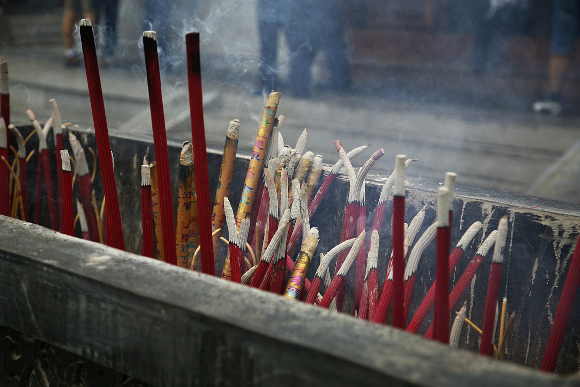 年轻人的第一柱香# 在寺庙里,我有时会烧香拜佛,这是一种传统的宗教