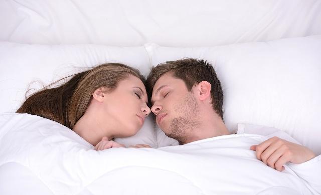 夫妻俩人,睡觉时最为常见的几种睡姿,最后一种或许才是最佳选择
