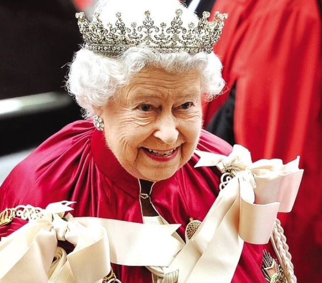 英国女王罕见照:图2牵着两条马乐开怀,图4小表情不要太可爱!