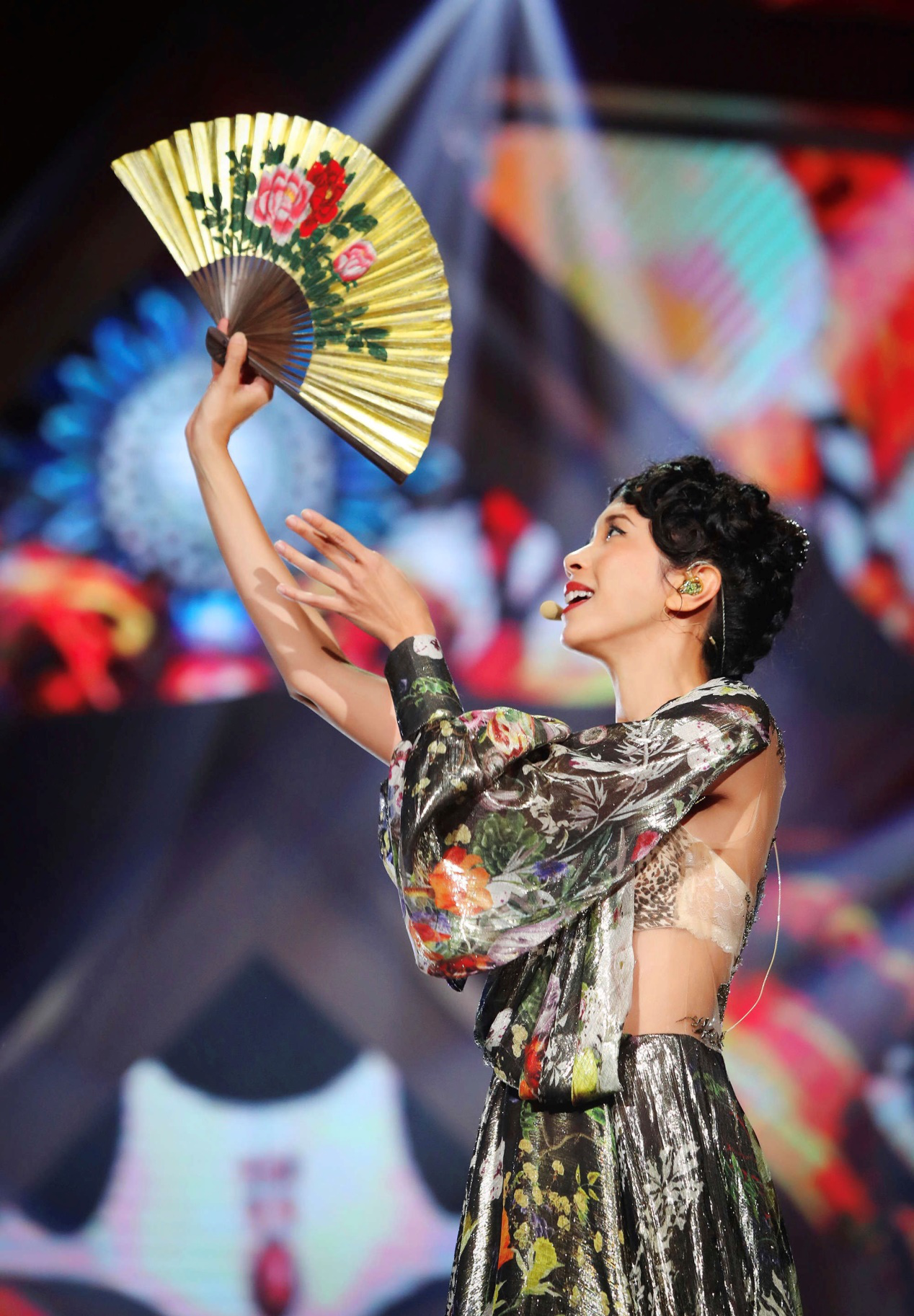 莫文蔚早年出席活动,身披"袈裟"不但不丑,还莫名的显高级气质