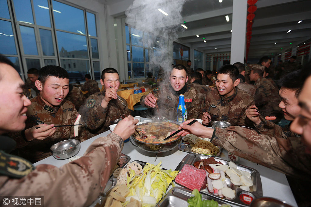 下雪天和火锅很配 西宁军营里的"火锅盛宴"温暖官兵心