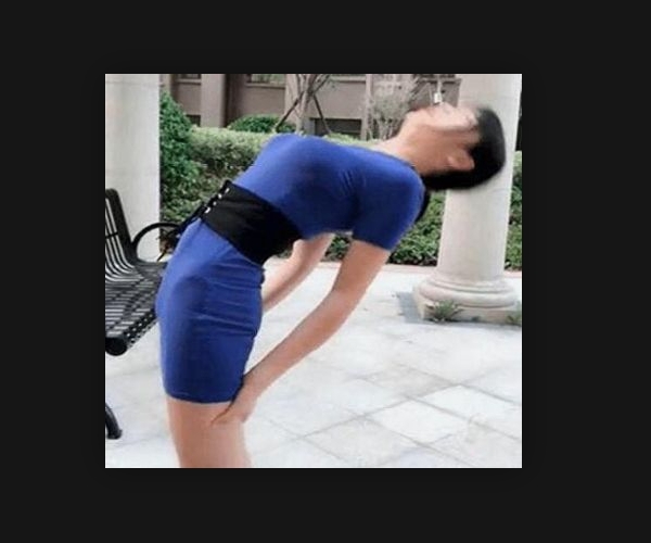 抖音小姐姐竟当众裸脚"下腰",网友:好像看到了什么不该看的