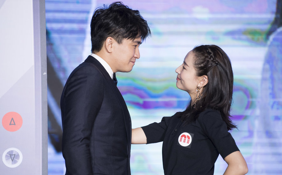 董洁有法令纹也挡不住美貌,与翟天临玩起"壁咚"很熟练