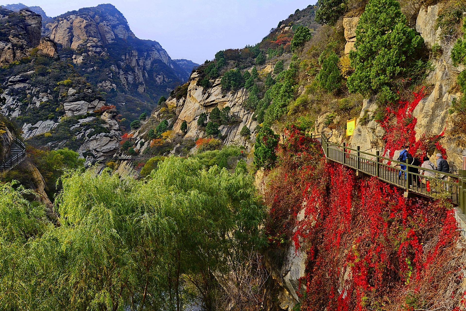 青岛大珠山风景区  大珠山为国家4a级景区,位于黄岛区黄海之滨,主峰大