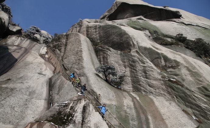 百步云梯在莲花峰西北麓峭壁上,是在石壁上凿成的一百余级的阶梯