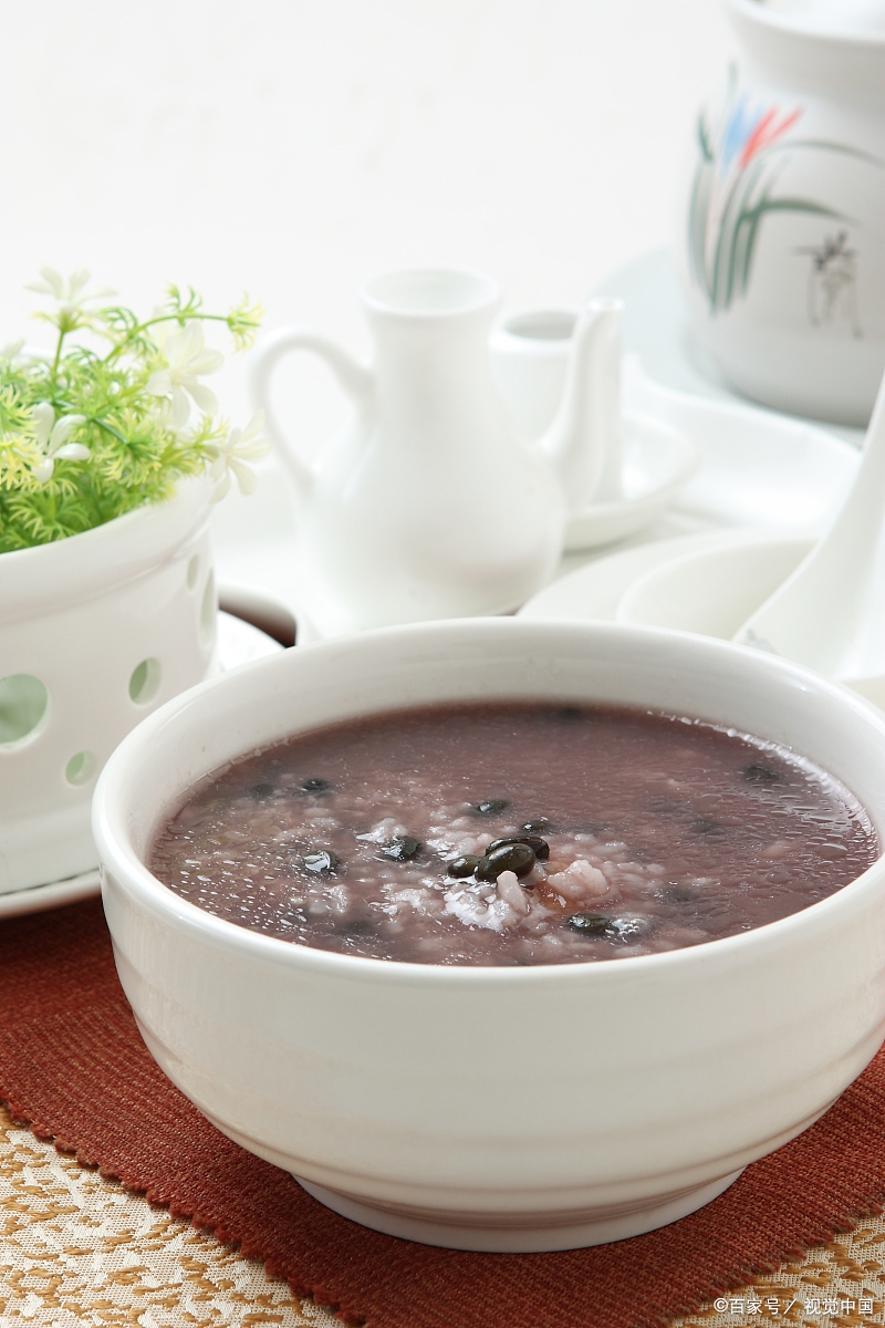 煲黑豆黑米粥的最佳方法就是使用砂锅,以慢火慢慢煮炖,这样能够让黑豆