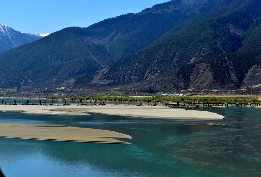 雅鲁藏布江是中国最长的高原河流,位于西藏自治区境内,也是世界上海拔