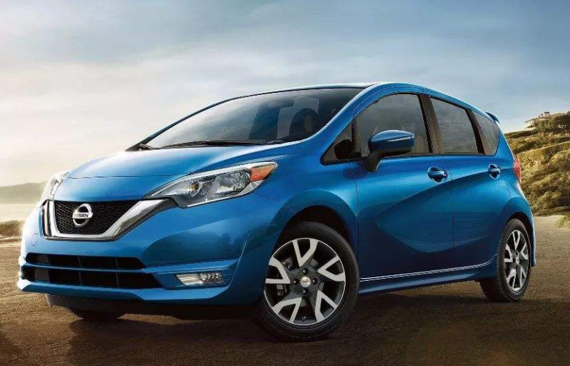 汽车:日产versa,表面都有光滑,柔软的塑料和织物线!