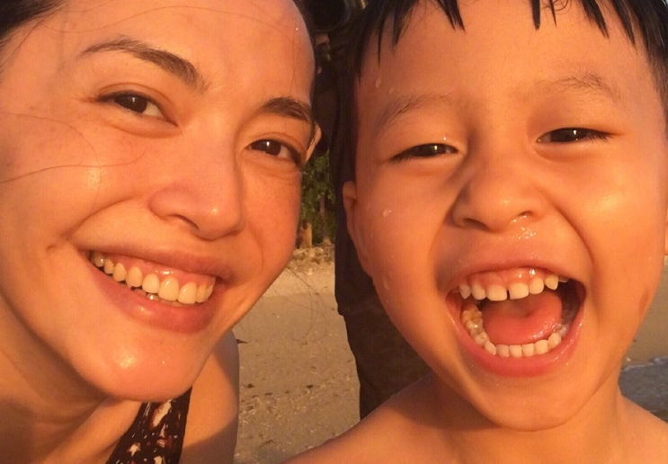 姚晨儿子小土豆,笑容灿烂贴心暖男,看妈妈拍戏"受伤"难过哭了