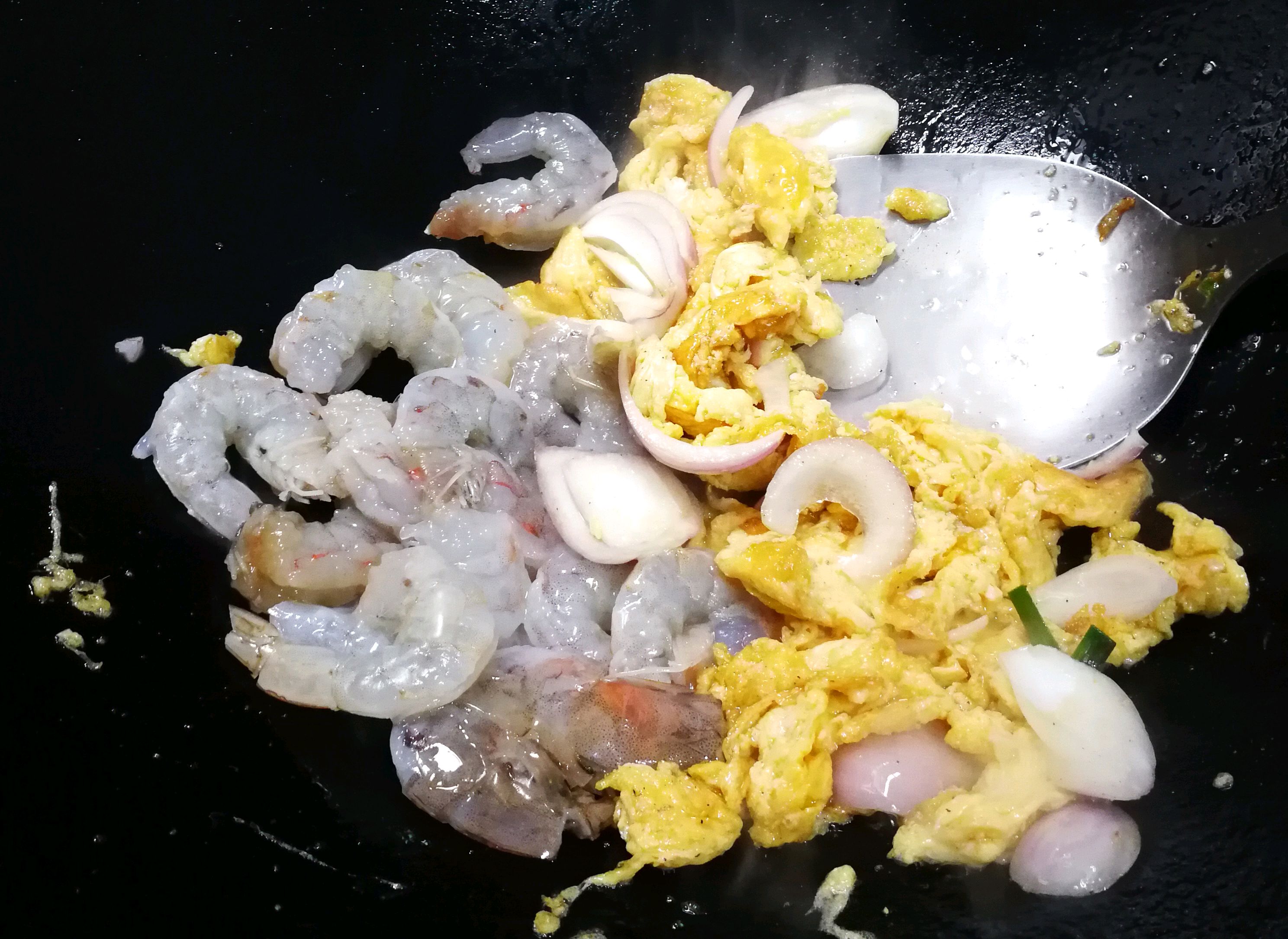 洋葱,炒至半熟后,便可以往锅中倒入处理好的虾仁