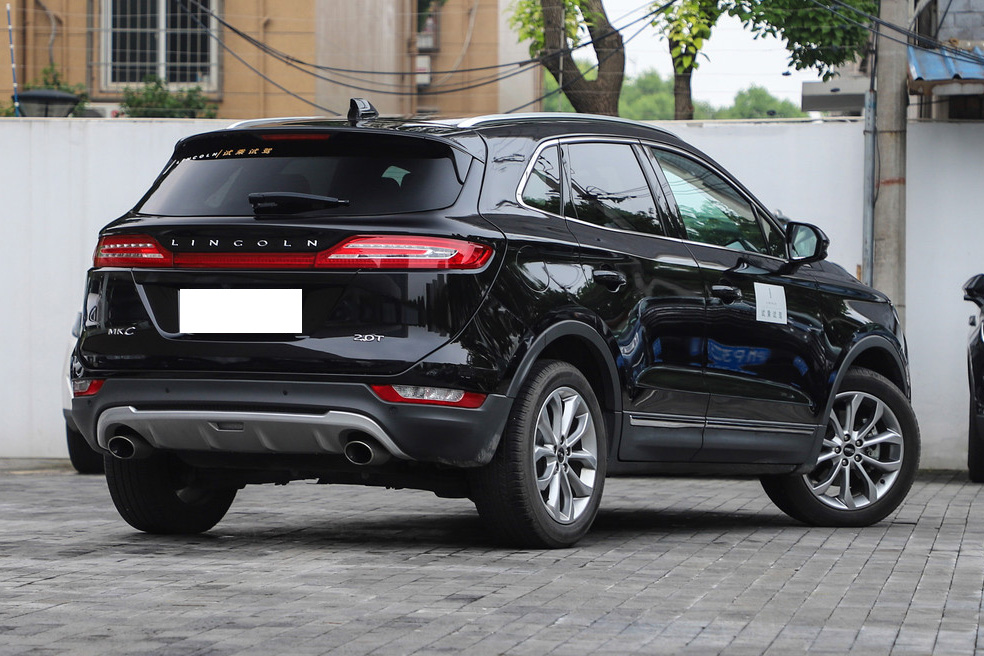 通过线条的设计,让林肯mkc看上去要比实际的车身尺寸更大.虽然三围仅