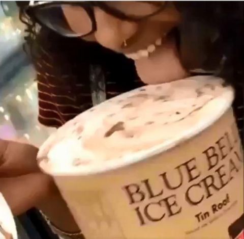 太恶心了!美国沃尔玛女顾客舔冰激凌一口又放回货架