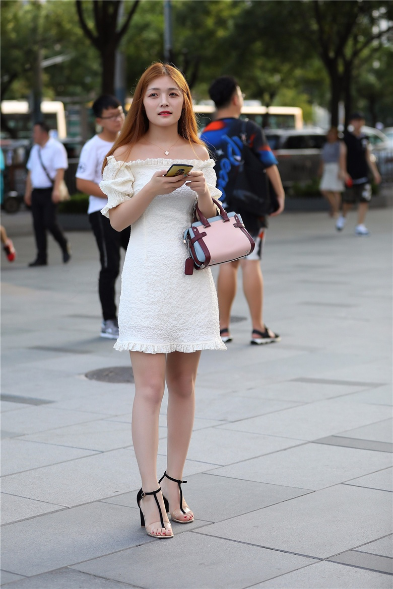 街拍:美少妇齐肩连衣小短裙,真楚楚可爱,是我喜欢的女神