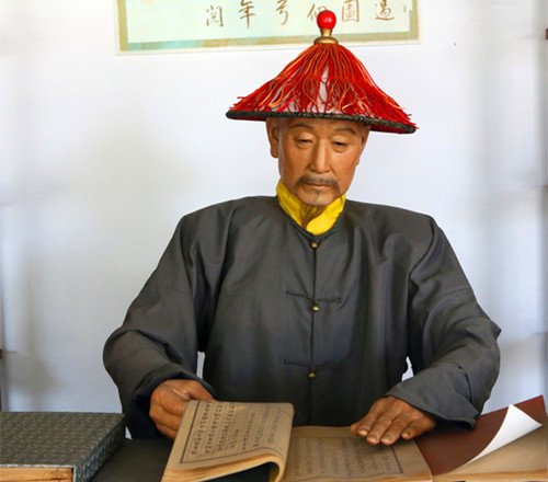 图为乾隆皇帝的蜡像,展现的是乾隆皇帝正在看书.
