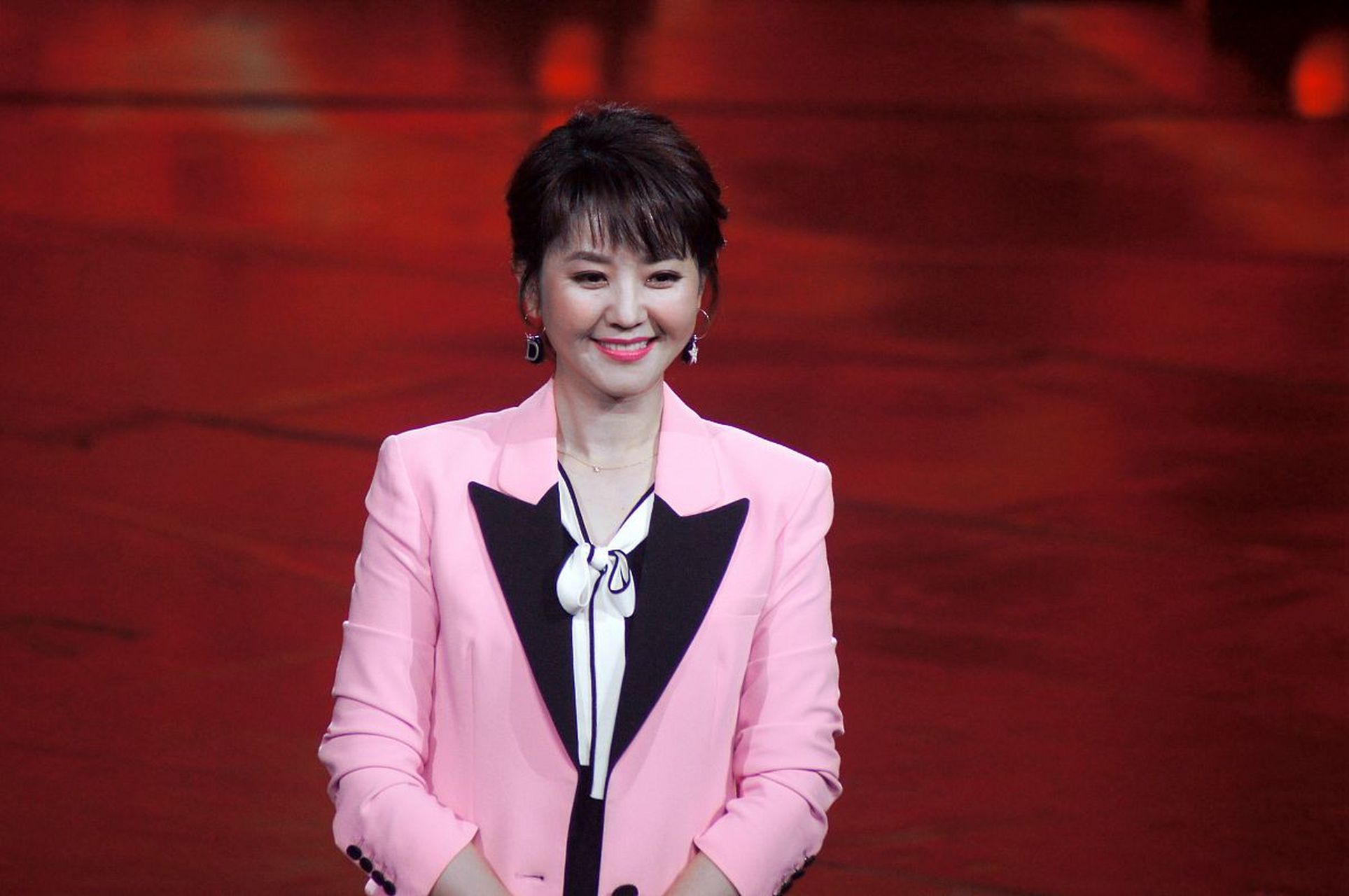 河北主持人方琼上分了.这么近那么美,周末到河北.