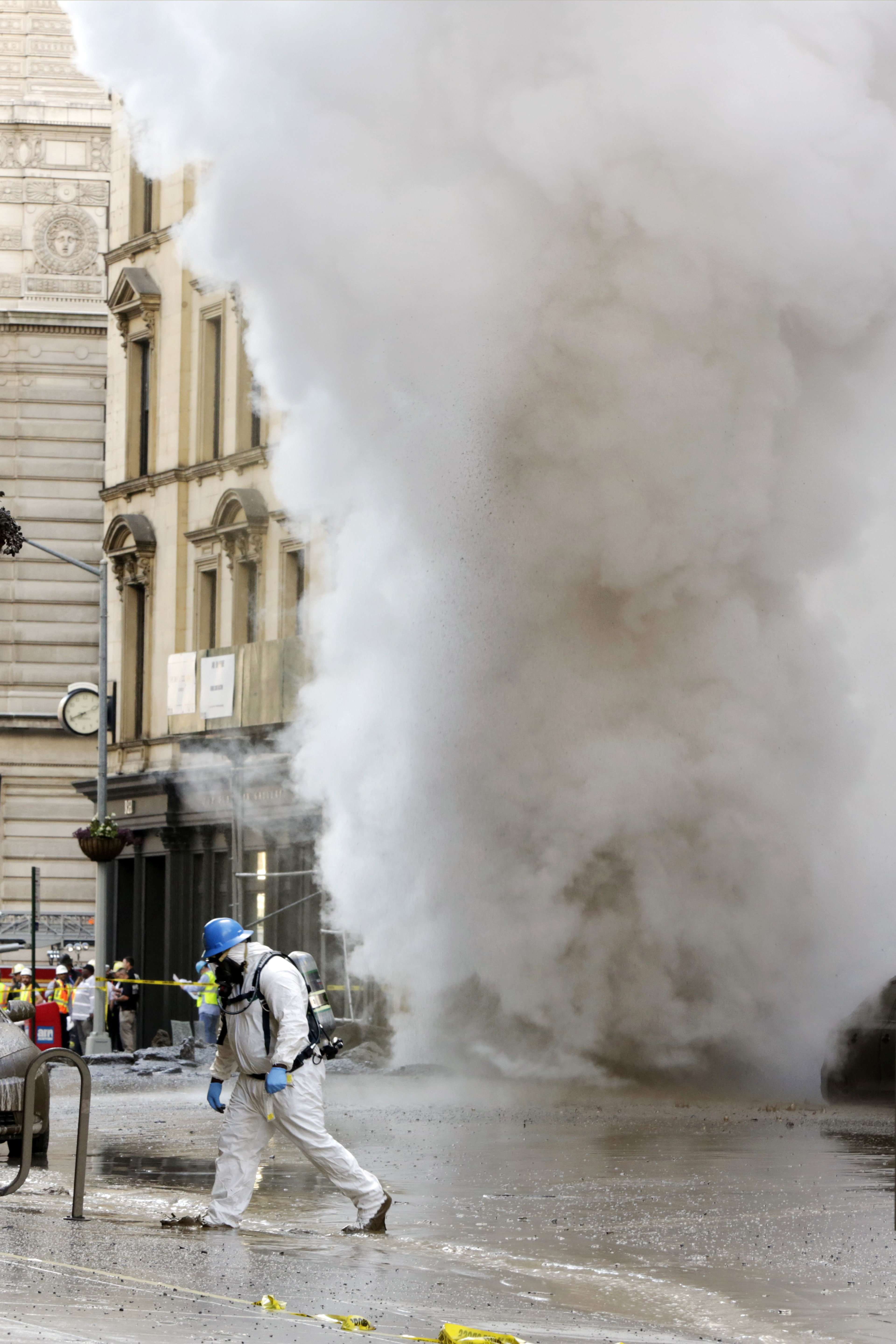 纽约曼哈顿发生蒸汽管道爆炸(8)