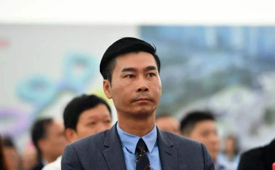 美的集团公子买车像买玩具,车库豪车如云,还有两架私人飞机