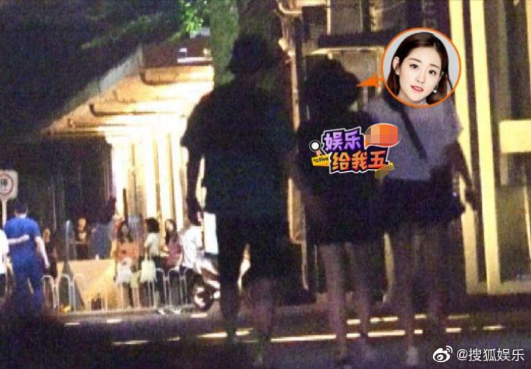 迪丽热巴同公司艺人祝绪丹疑恋情曝光?男方当街为其系鞋带!