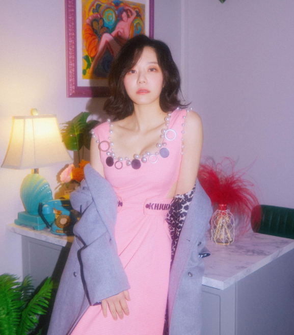 韩女星李诗媛拍写真,光影中演绎复古风情