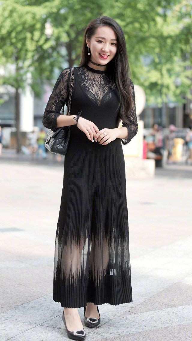 街拍:时尚少妇,一袭黑色蕾丝透视裙,好有神秘感,尽显女人味!