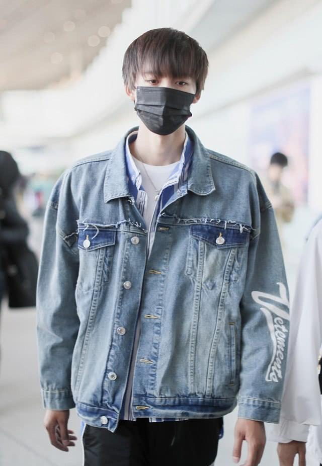 邓超元穿牛仔服现身机场,三层叠穿好保暖,皮肤白皙好过女明星