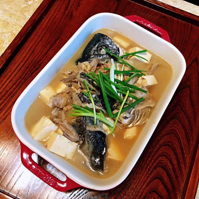 家烧三文鱼头,又香又嫩又好吃,每次有它都能吃2碗饭