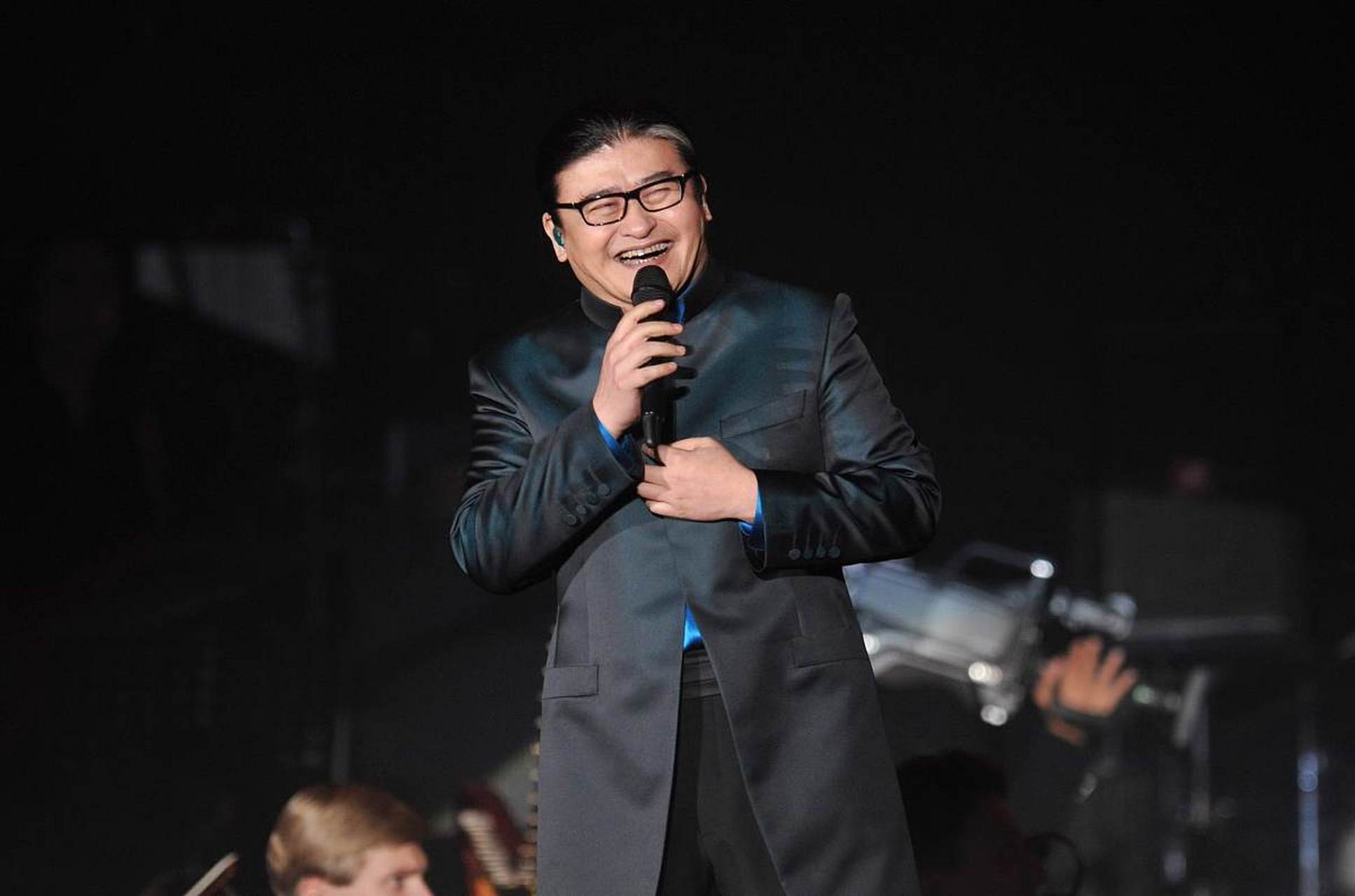 在一次节目中,主持人问刘欢的弟弟刘啸:"你为什么不做歌手呢?