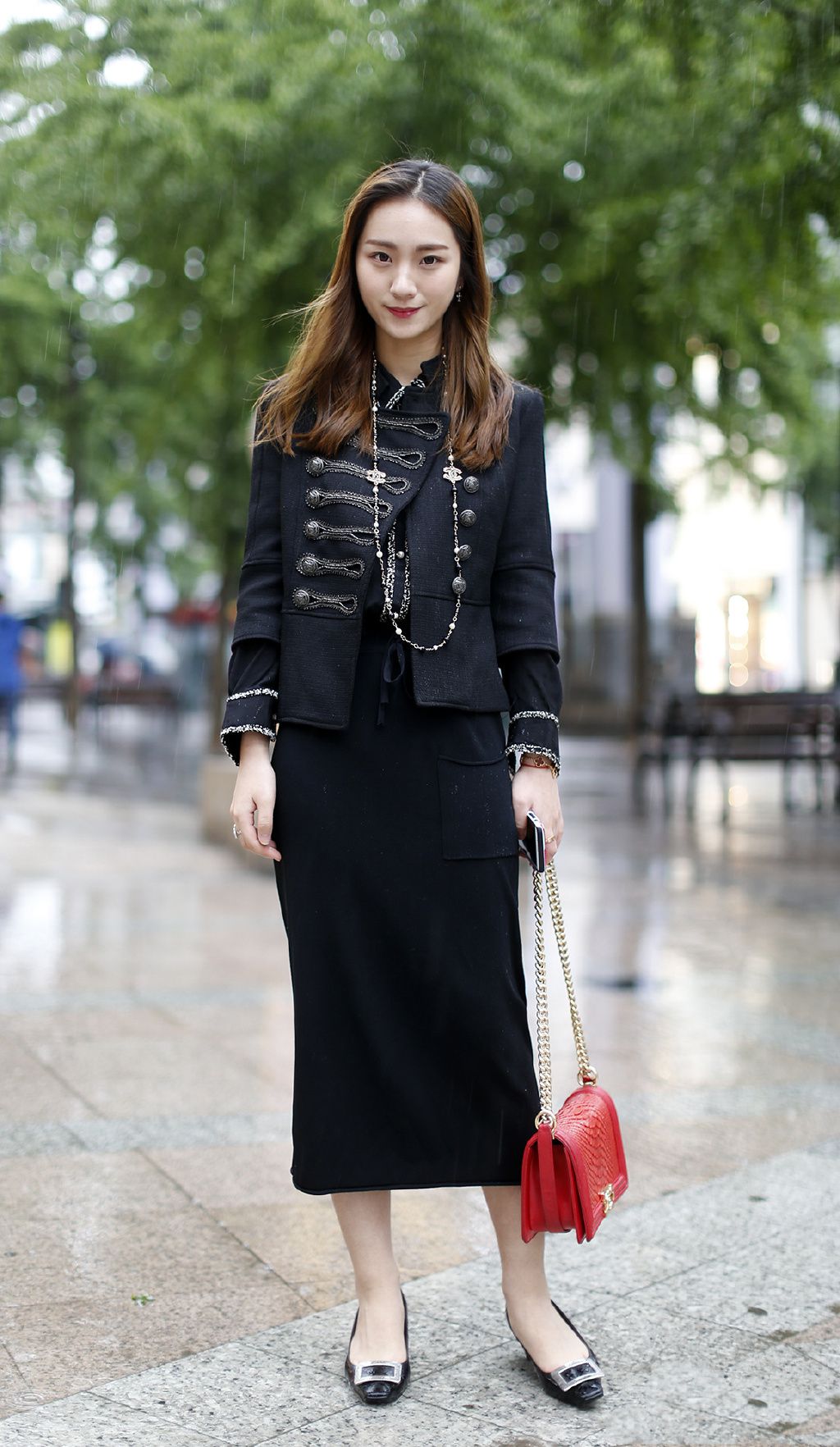 街拍:小姐姐真会穿搭,随性优雅,青春有气质!