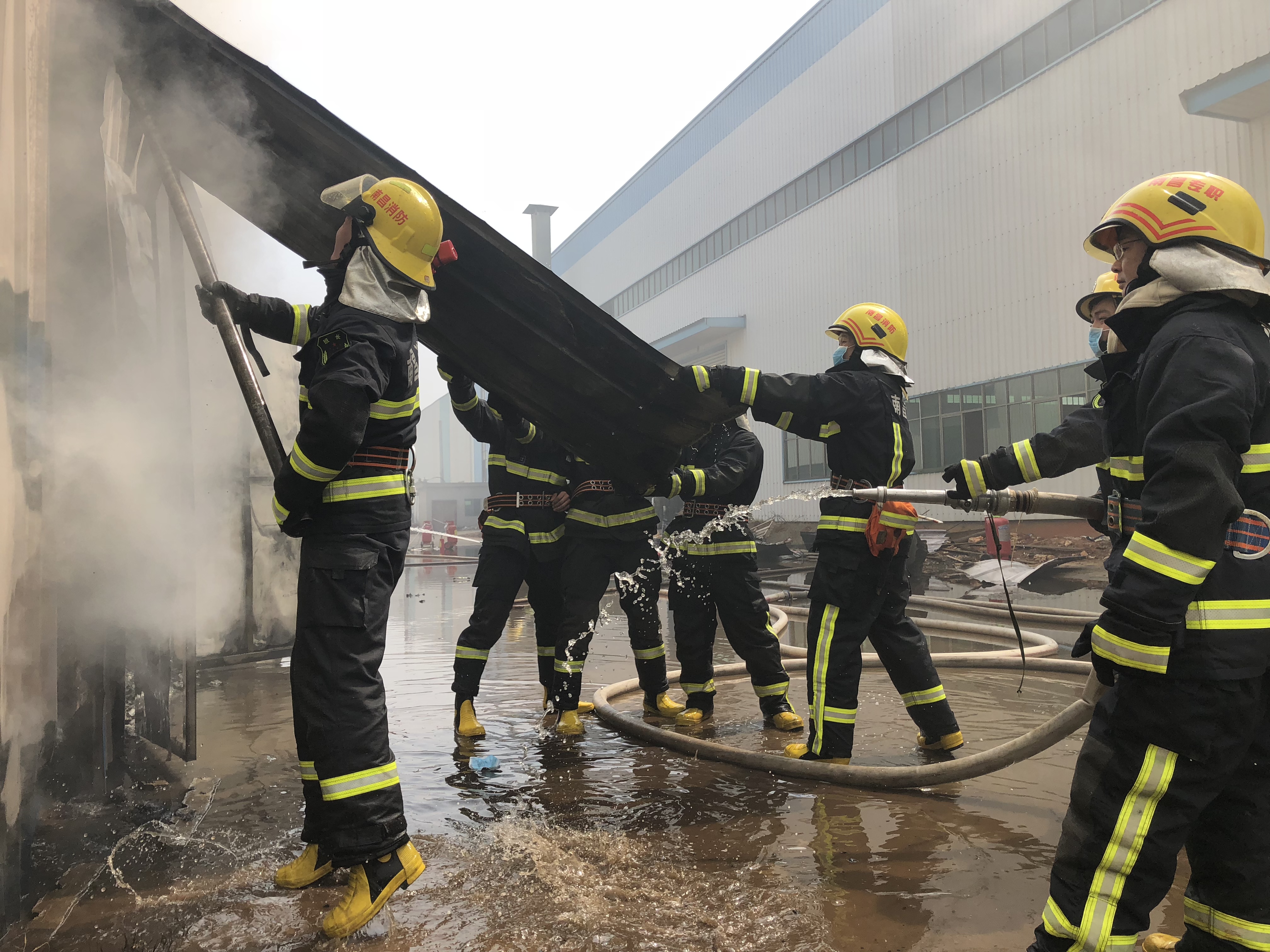 南昌进贤 钢结构公司厂房突发火灾 消防紧急救援
