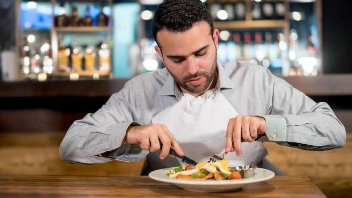 吃西餐,服务员递的纸巾如果用来"擦嘴"的话,你肯定会被别人笑话
