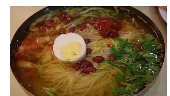 三河冷面——只有三河才有的"热汤冷面"哦 准备食材:冷面,大骨头,香菜