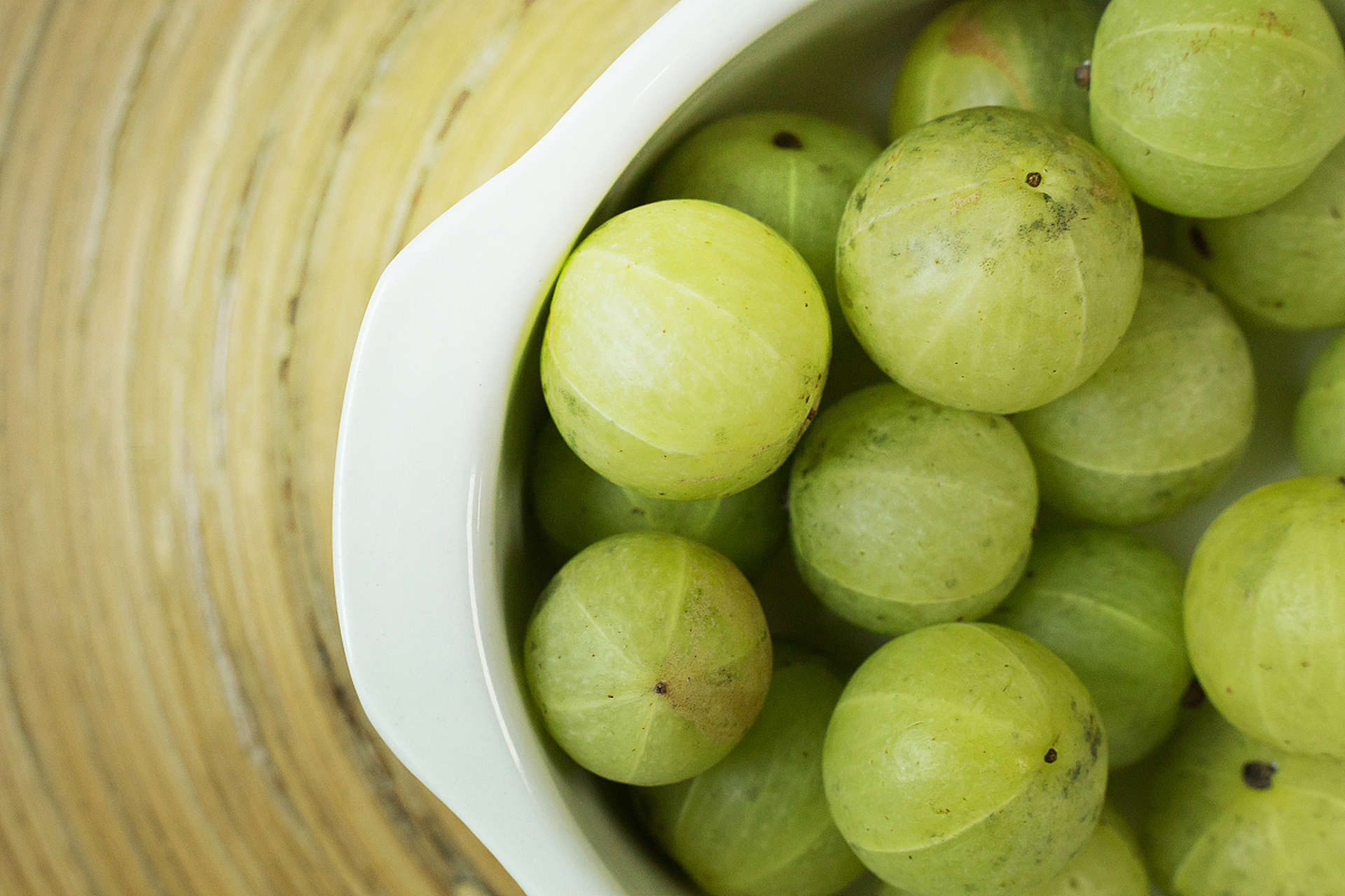 盐渍青梅通常有调节肠胃功能,增强身体抵抗力,改善口气等功效.