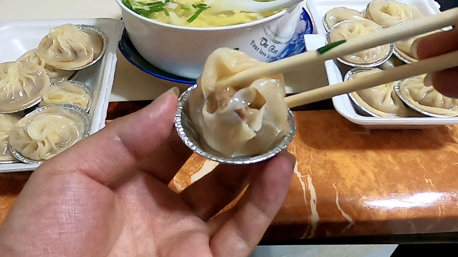 品尝1块钱的鸡汁汤包,皮薄汤多汁鲜味美,一口气吃完14个