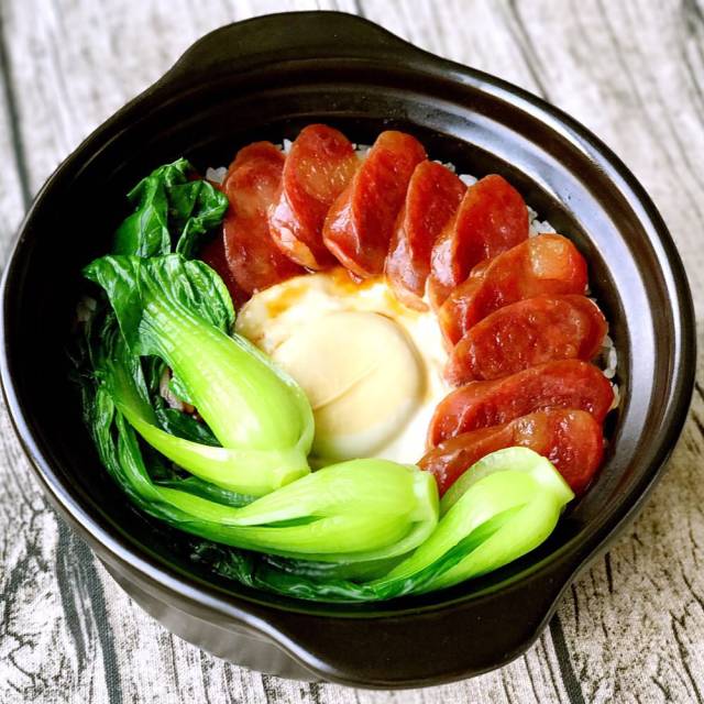 广式腊肠煲仔饭,自己在家也能做,隔着锅盖都能闻到香味