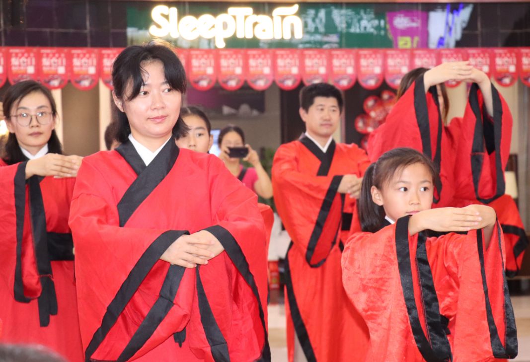 奉茶呈拜师帖,敬献束脩六礼 鲁网小记者穿汉服行拜师礼